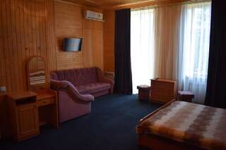 Отель Гостиница СКИФ Бердянск Номер с 2 кроватями размера "king-size"-3